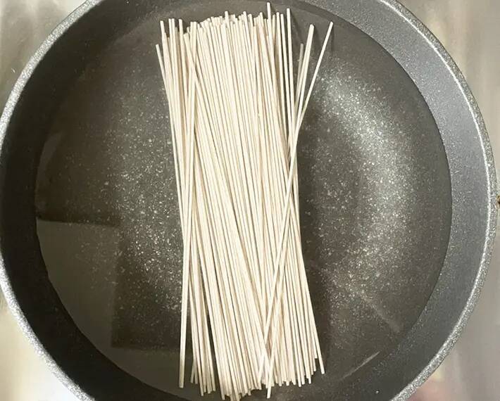 乾麺のそばを『水』からゆでると？　できあがりに「ノド越しが違う！」