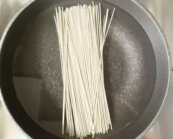 「乾麺のそばを『水』からゆでると？　できあがりに「ノド越しが違う！」」の画像