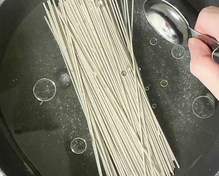 乾麺のそばを『水』からゆでると？　できあがりに「ノド越しが違う！」