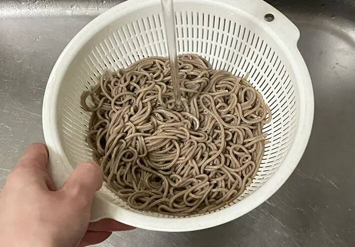 乾麺のそばを『水』からゆでると？　できあがりに「ノド越しが違う！」