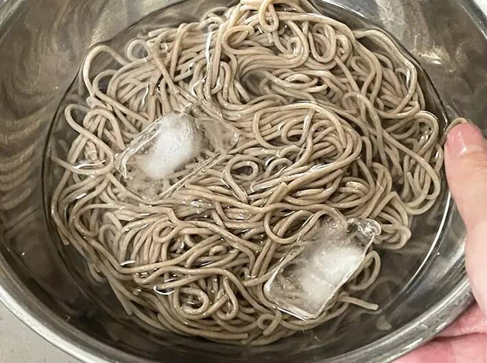 乾麺のそばを『水』からゆでると？　できあがりに「ノド越しが違う！」