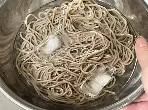 「乾麺のそばを『水』からゆでると？　できあがりに「ノド越しが違う！」」の画像