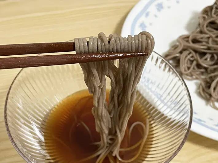 乾麺のそばを『水』からゆでると？　できあがりに「ノド越しが違う！」