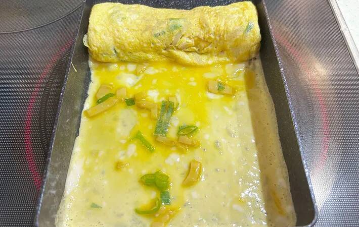 卵と一緒に焼いたのは？　新感覚の玉子焼きレシピに「いつものと違う」「弁当にぴったり」
