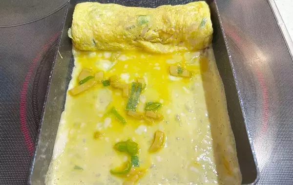 「卵と一緒に焼いたのは？　新感覚の玉子焼きレシピに「いつものと違う」「弁当にぴったり」」の画像