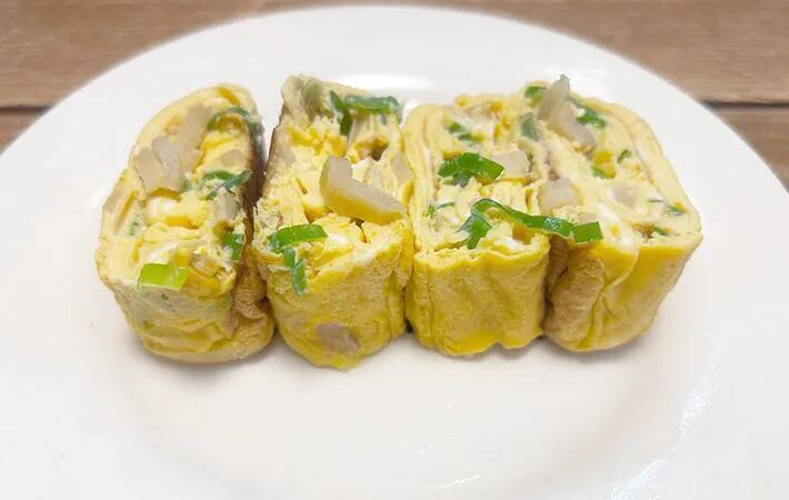 卵と一緒に焼いたのは？　新感覚の玉子焼きレシピに「いつものと違う」「弁当にぴったり」