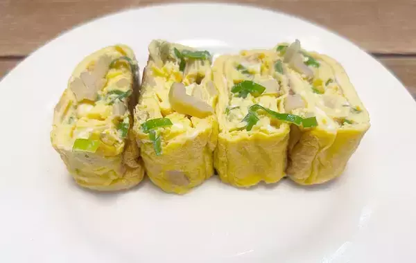 「卵と一緒に焼いたのは？　新感覚の玉子焼きレシピに「いつものと違う」「弁当にぴったり」」の画像