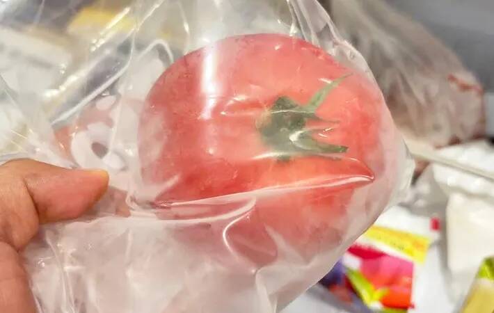 トマトを丸ごと『カチカチに凍らせる』と…？　そうめんが激変する裏技に「かき氷みたいで最高」