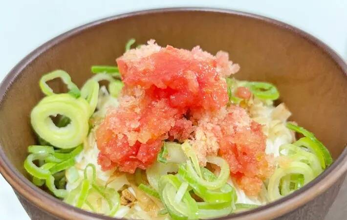 トマトを丸ごと『カチカチに凍らせる』と…？　そうめんが激変する裏技に「かき氷みたいで最高」