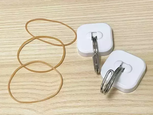 「ダイソーの『マグネットフック』に輪ゴムを足すと？　キッチンが快適になった！」の画像