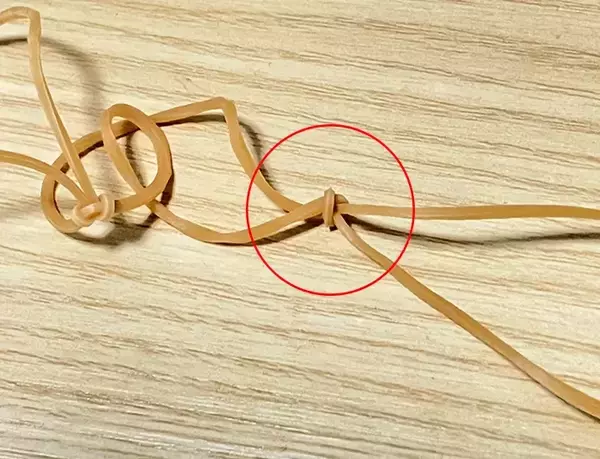 「ダイソーの『マグネットフック』に輪ゴムを足すと？　キッチンが快適になった！」の画像