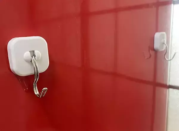 「ダイソーの『マグネットフック』に輪ゴムを足すと？　キッチンが快適になった！」の画像