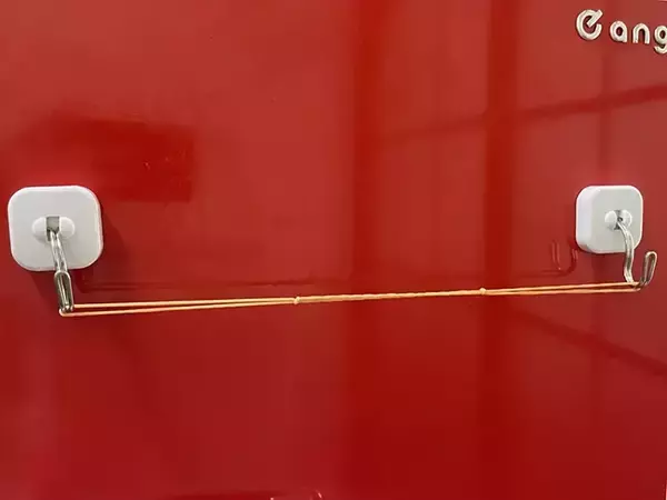 「ダイソーの『マグネットフック』に輪ゴムを足すと？　キッチンが快適になった！」の画像