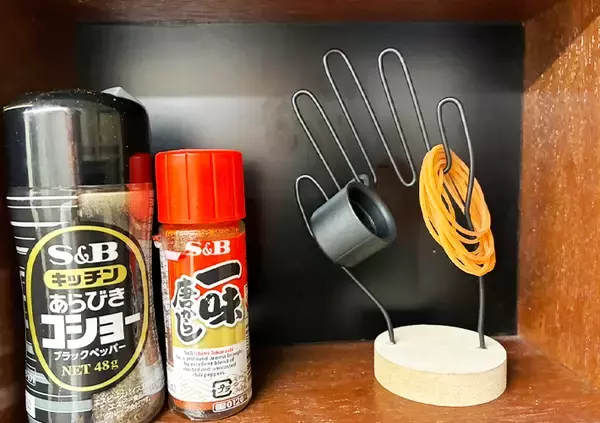 「ただの置物と思ったら大間違い！　ダイソーの『手のオブジェ』が“見せる収納”の救世主に」の画像
