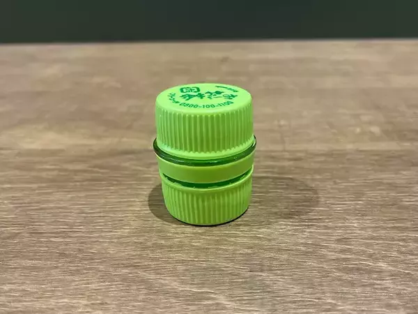 「飲み終えたペットボトルの先を切って…　1分で作れる『小物ケース』が便利だった【活用法3選】」の画像