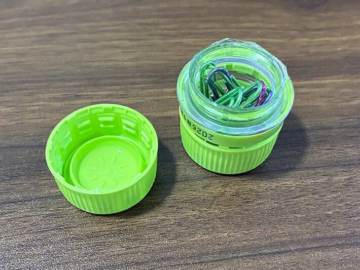 飲み終えたペットボトルの先を切って…　1分で作れる『小物ケース』が便利だった【活用法3選】