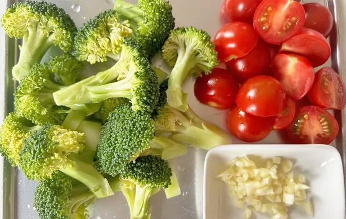 サバ缶とブロッコリーを蒸すと…？　できた一品に「子供がパクパク」「本格的」【缶詰レシピ】