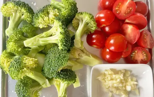 「サバ缶とブロッコリーを蒸すと…？　できた一品に「子供がパクパク」「本格的」【缶詰レシピ】」の画像