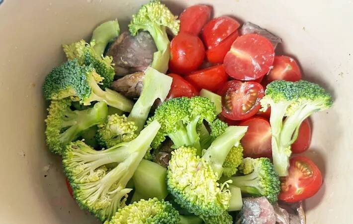 サバ缶とブロッコリーを蒸すと…？　できた一品に「子供がパクパク」「本格的」【缶詰レシピ】