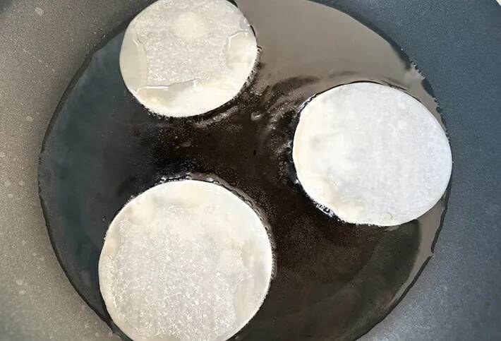 「ポテトチップスよりおいしい」と子供に大好評　5分で作る『餃子の皮チップス』
