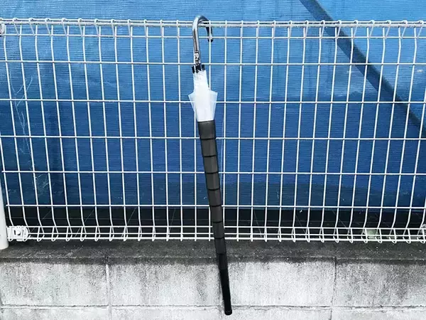 「ダイソーにあった『びよーんと伸びる筒』の正体は？　実は雨の日に大活躍するアイテムで…」の画像
