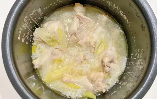 「「本当に炊飯器だけで作ったの？」　炊飯器で作れる本格メニューに家族も驚き！」の画像