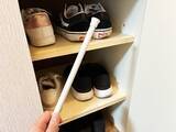 「靴棚につっぱり棒を設置すると…　収納量が『倍』になる裏ワザに「これは助かる！」」の画像1