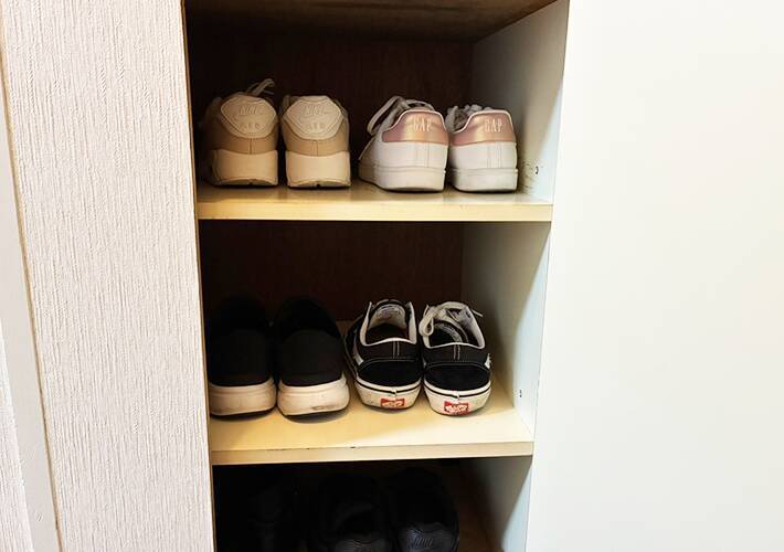 靴棚につっぱり棒を設置すると…　収納量が『倍』になる裏ワザに「これは助かる！」