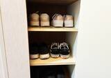 「靴棚につっぱり棒を設置すると…　収納量が『倍』になる裏ワザに「これは助かる！」」の画像2