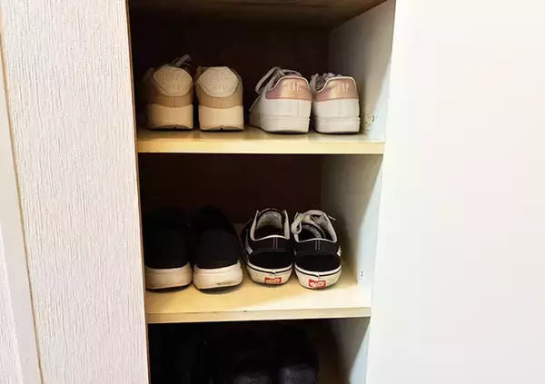 「靴棚につっぱり棒を設置すると…　収納量が『倍』になる裏ワザに「これは助かる！」」の画像