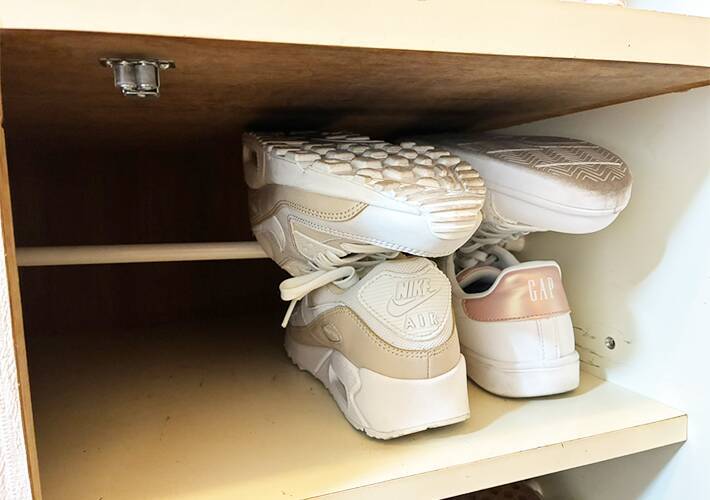 靴棚につっぱり棒を設置すると…　収納量が『倍』になる裏ワザに「これは助かる！」