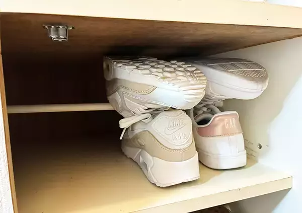 「靴棚につっぱり棒を設置すると…　収納量が『倍』になる裏ワザに「これは助かる！」」の画像