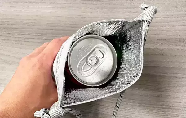 「3COINSで見つけた夏にぴったりのサコッシュ　ペットボトルの保冷や塩分補給がこれで快適に！」の画像