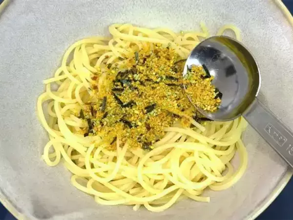 パスタに『大さじ2杯』混ぜるだけ！　ほんのり甘じょっぱくて「想像以上においしい」
