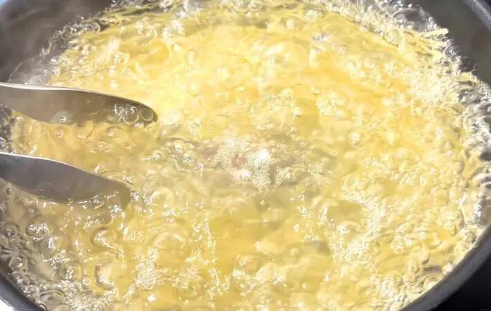 パスタに『大さじ2杯』混ぜるだけ！　ほんのり甘じょっぱくて「想像以上においしい」