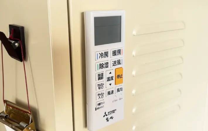 ダイソーの『マグネットテープ』をブックエンドに貼ったら？　工具不要で「収納スペース」が増えた！