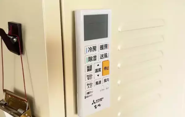 「ダイソーの『マグネットテープ』をブックエンドに貼ったら？　工具不要で「収納スペース」が増えた！」の画像