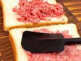 「食パンにひき肉をのせて…　フライパン1つで作る『バーガー風トースト』が絶品」の画像1