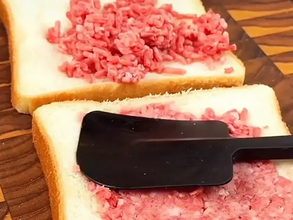 食パンにひき肉をのせて…　フライパン1つで作る『バーガー風トースト』が絶品
