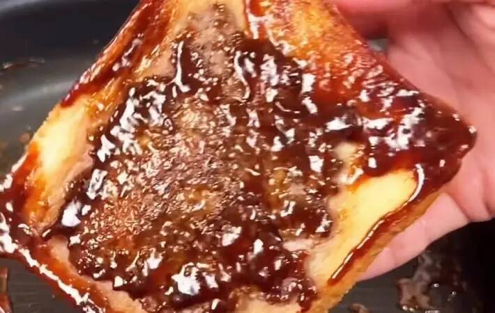 食パンにひき肉をのせて…　フライパン1つで作る『バーガー風トースト』が絶品