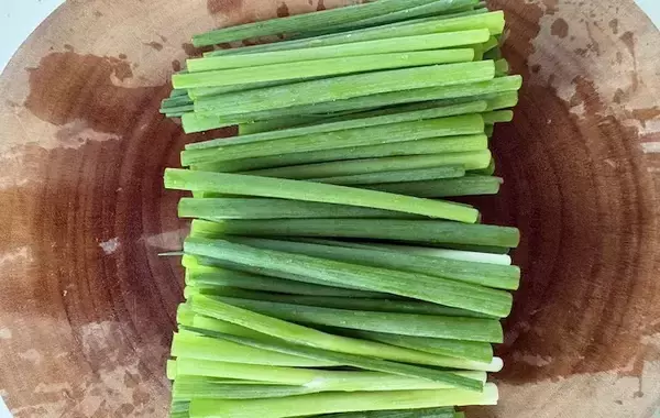 「小ネギに巻いたら「これウマい！」野菜嫌いな夫も喜ぶ『15分料理』」の画像