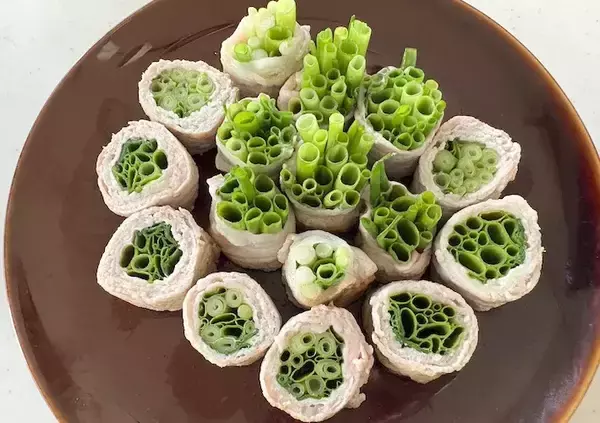 「小ネギに巻いたら「これウマい！」野菜嫌いな夫も喜ぶ『15分料理』」の画像