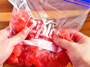 スイカをジッパー袋に入れて揉むだけ！　材料3つで簡単『かき氷風おやつ』【管理栄養士】