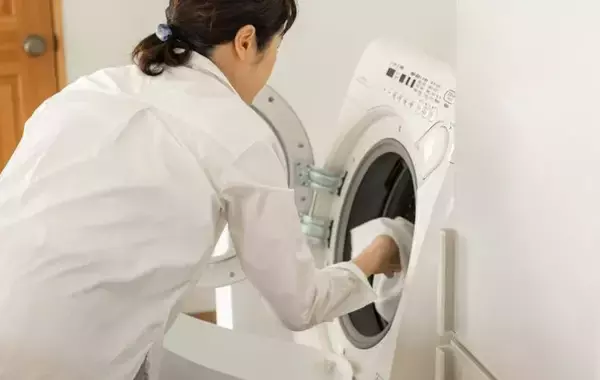 「枕カバーと便座を覆うカバー、一緒に洗濯すると汚い？　洗濯のプロの「気になる回答」は…」の画像