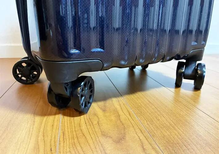 キャリーケースの車輪汚れ、いちいち拭くのが面倒　旅行前の『ひと工夫』で「掃除を省けた！」