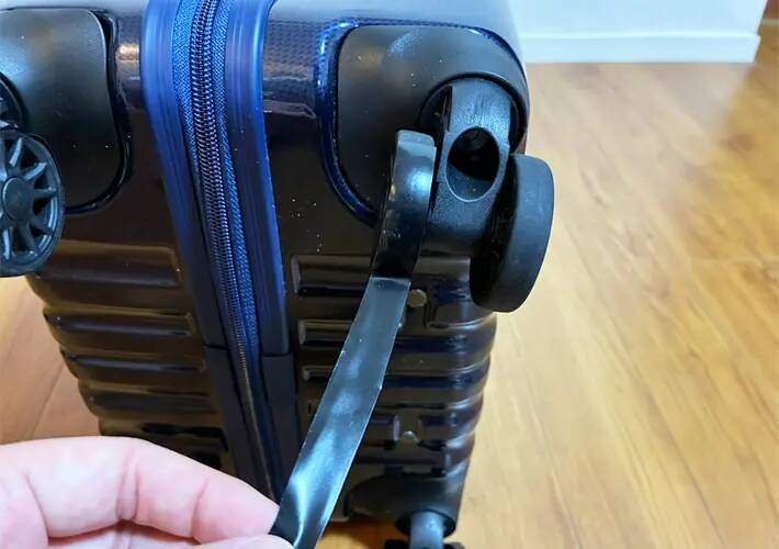 キャリーケースの車輪汚れ、いちいち拭くのが面倒　旅行前の『ひと工夫』で「掃除を省けた！」
