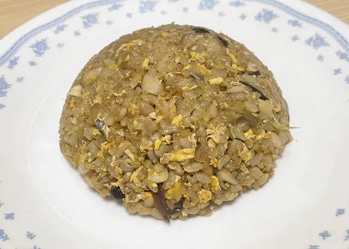 細かく刻んで炒めるだけ！ 定番の『薬味』をチャーハンに入れてみたら「食べやすい」