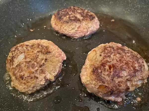 ハンバーグに『大さじ1杯』入れてみて！　ふわっと柔らかくなって「冷めても固くない」