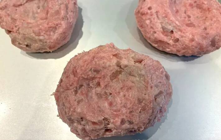 ハンバーグに『大さじ1杯』入れてみて！　ふわっと柔らかくなって「冷めても固くない」