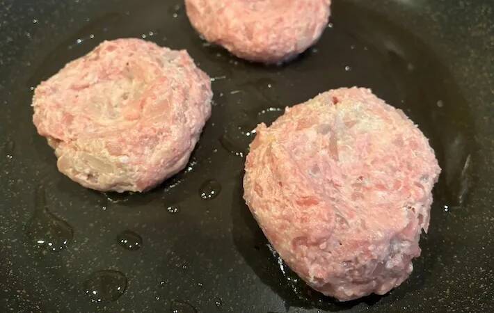 ハンバーグに『大さじ1杯』入れてみて！　ふわっと柔らかくなって「冷めても固くない」